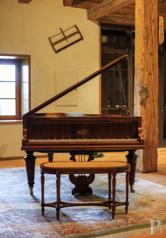 A former livestock farm which has been transformed into a vast, comfortable home near to Nantua in the Haut-Bugey region - photo  n°17